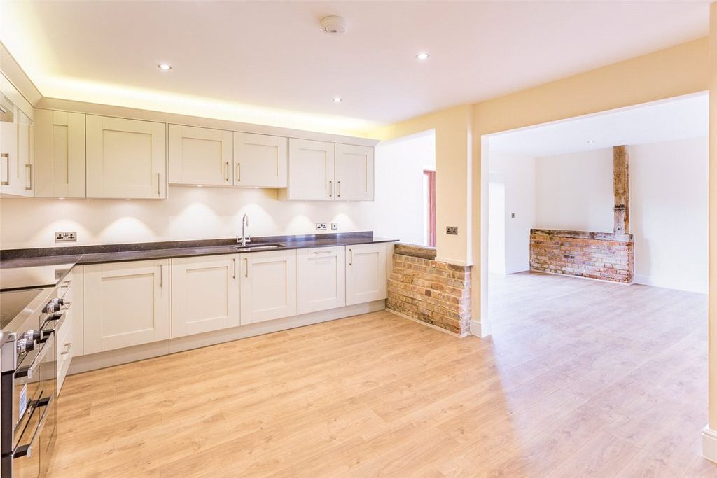 Property photo 3 of 18 Kitchen