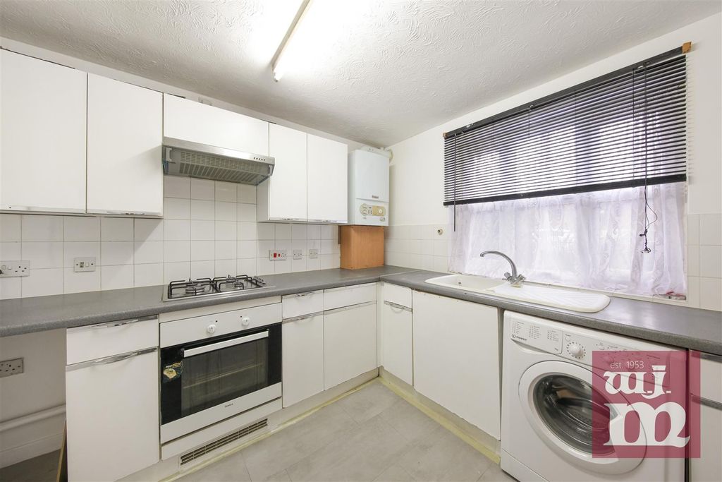 Property photo 3 of 10 Kitchen