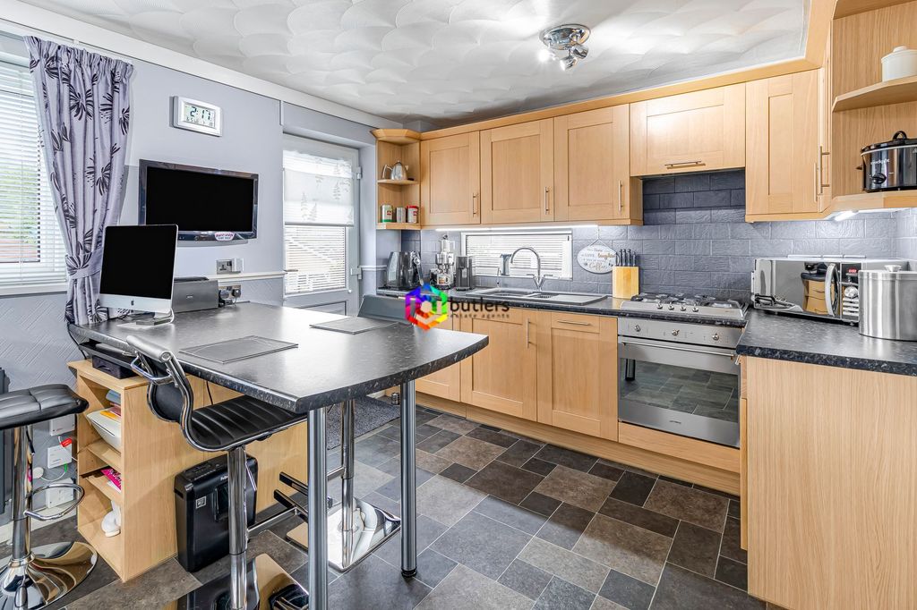 Property photo 3 of 19 Kitchen / Diner