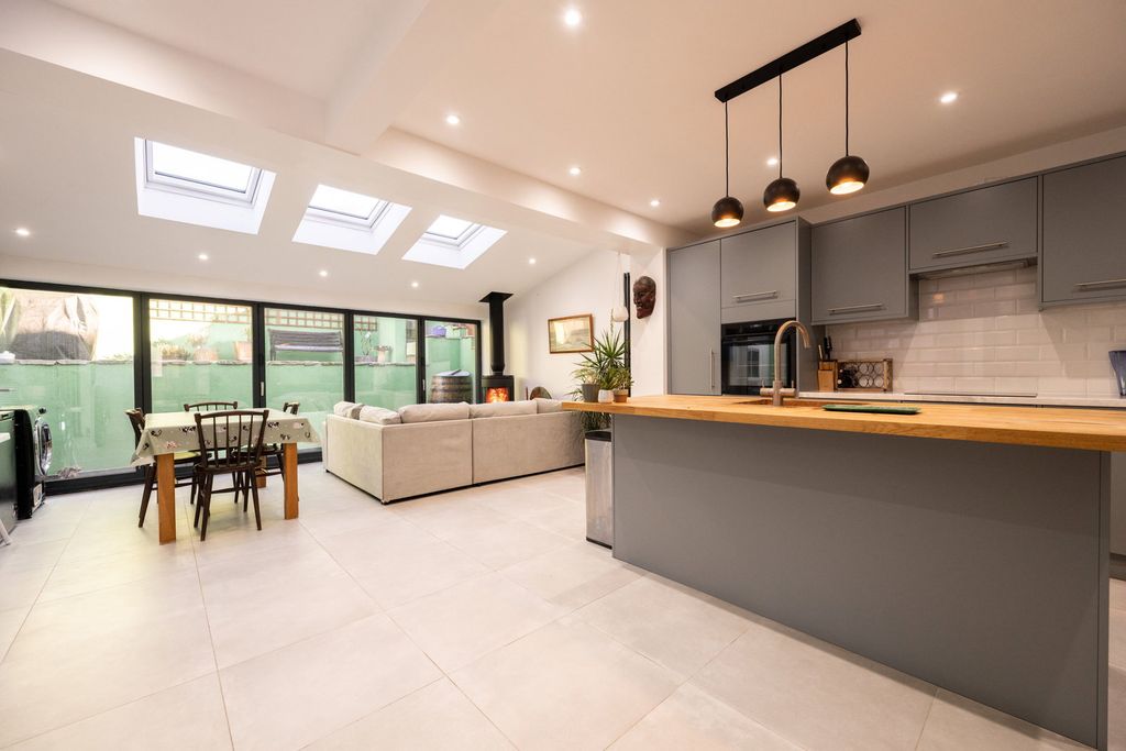 Property photo 3 of 33