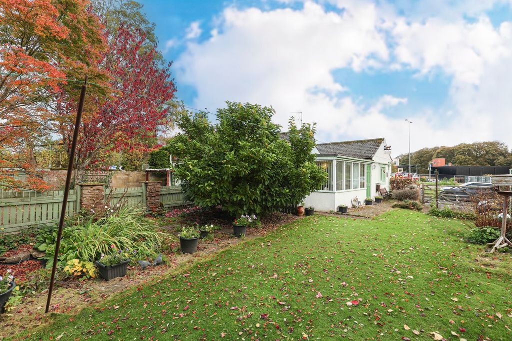 Property photo 2 of 23 Front Garden