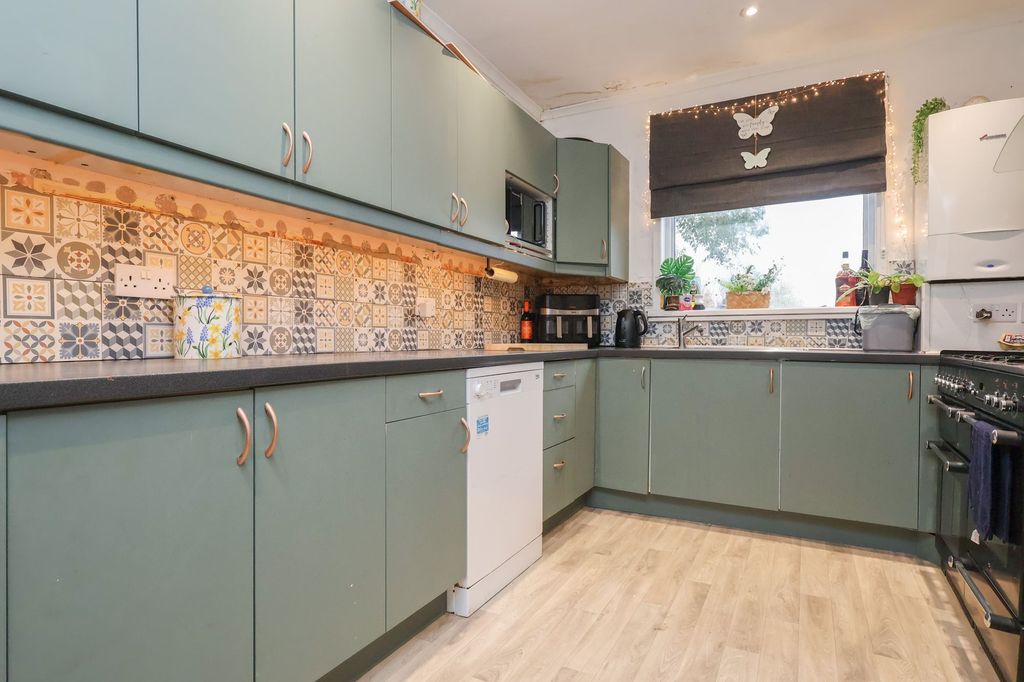 Property photo 3 of 32 Kitchen