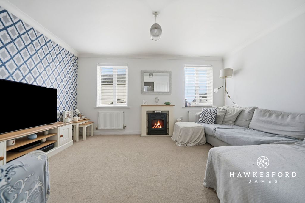 Property photo 2 of 18 Amethyst Drive, Sittingbourne - Lounge