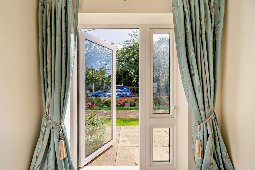 Property photo 1 of 17 8573771-Interior16-800.Jpg