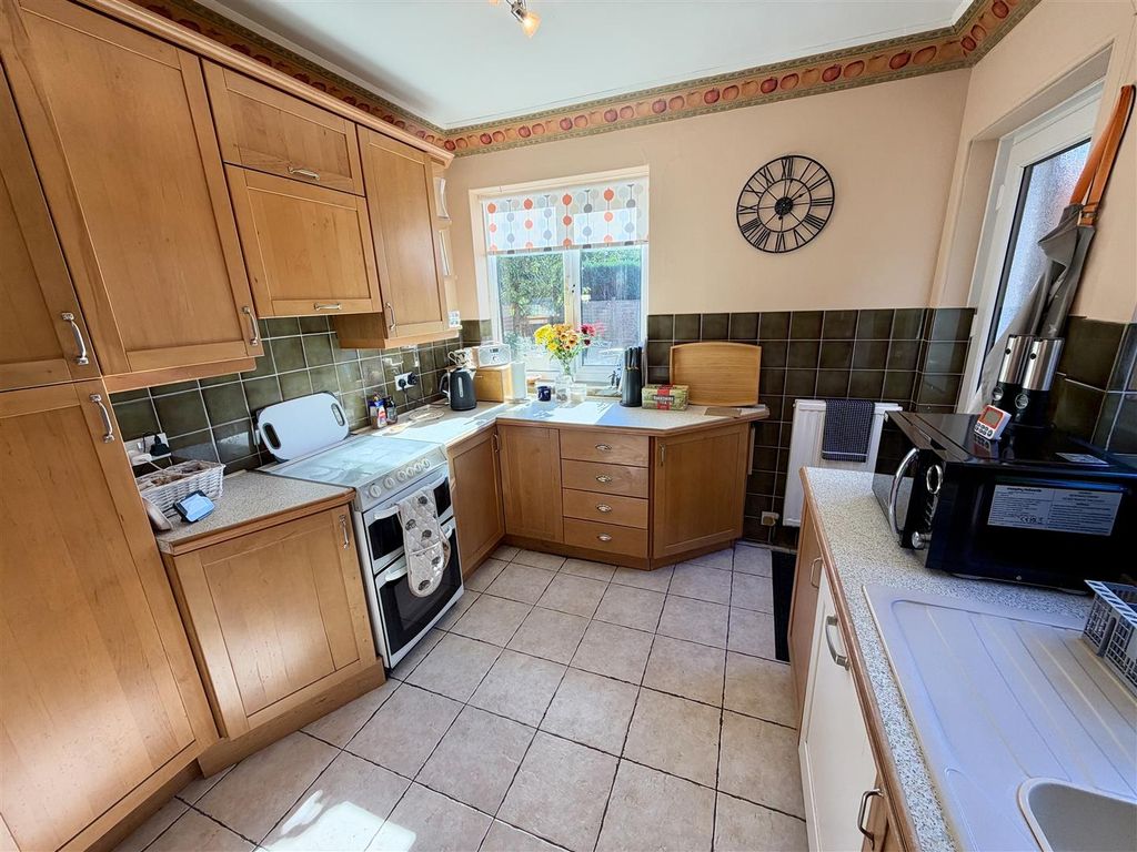 Property photo 3 of 11 Kitchen