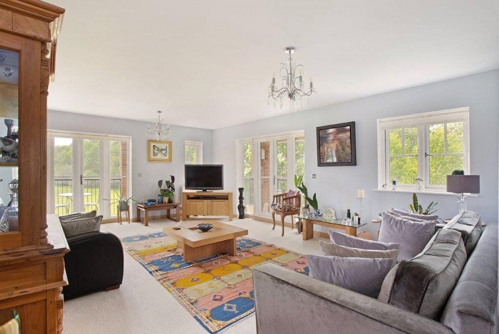 Property photo 2 of 18 Sitting Area