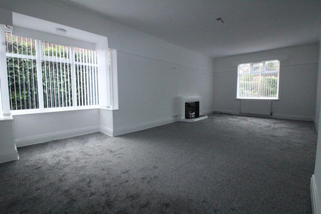 Property photo 3 of 10 Lounge