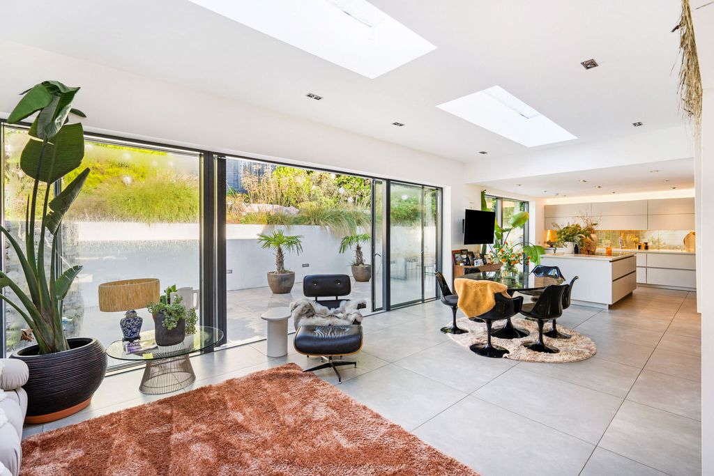 Property photo 2 of 25