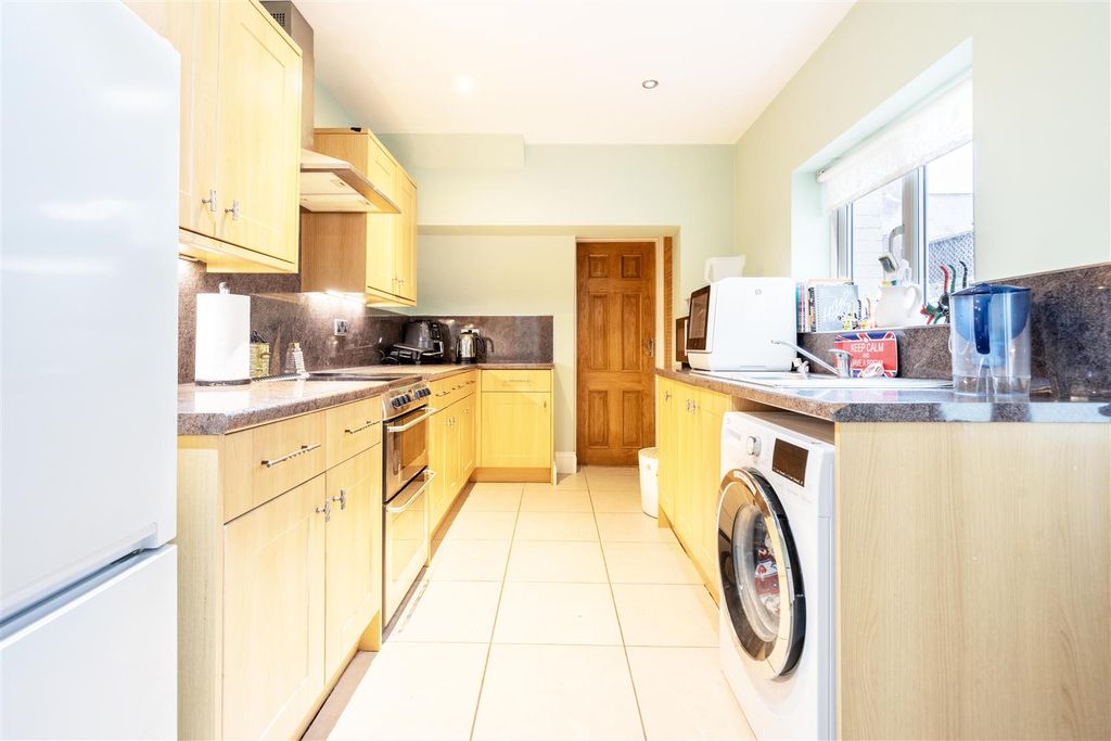 Property photo 3 of 7 Kitchen