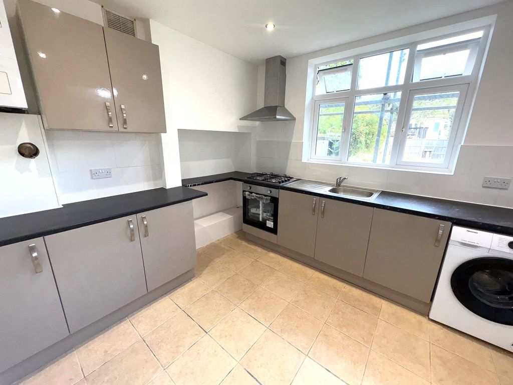 Property photo 3 of 8 23Imperialclosekitchen