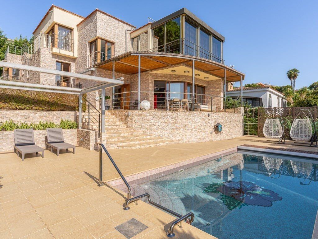 Property photo 1 of 60 Elegant, Modern House With Sea Views
