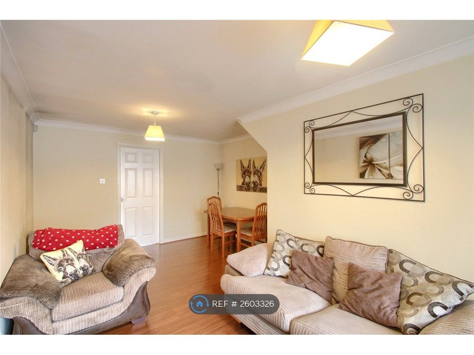 Property photo 3 of 11 Spacious Lounge