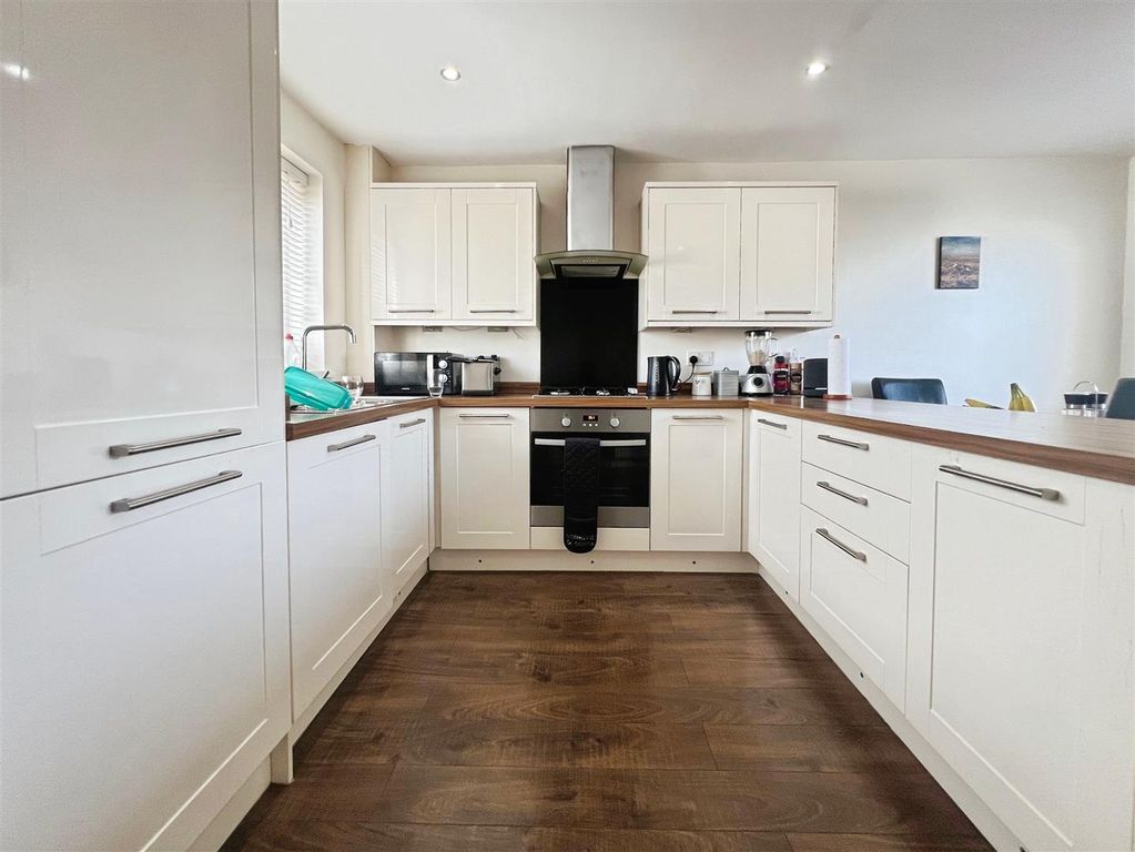 Property photo 3 of 22 Kitchen