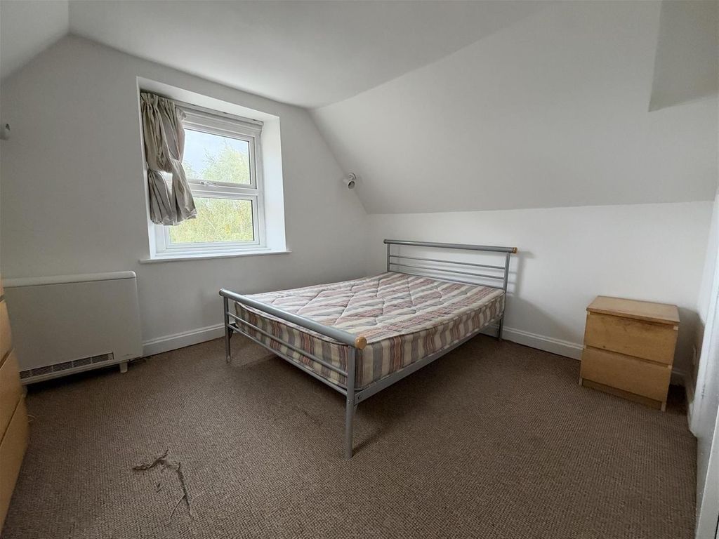Property photo 3 of 6 Bright Double Bedroom With Ample Floor Space...
