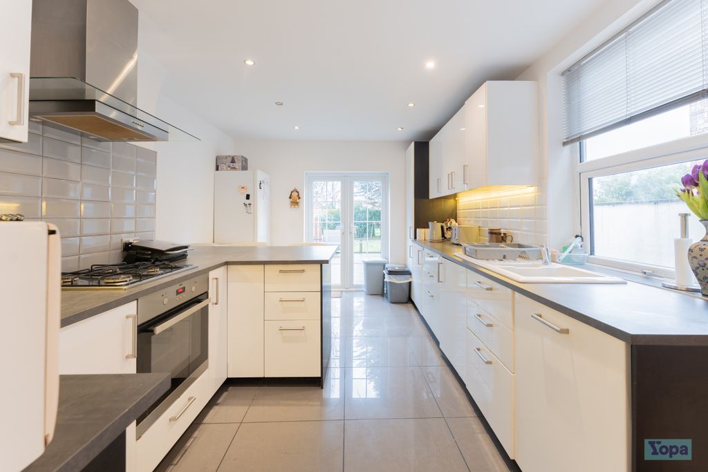 Property photo 3 of 17 Kitchen