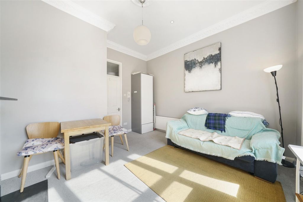 Property photo 1 of 17 Ground Floor Flat, 4 Bassein Park Road - Tahfkklp8