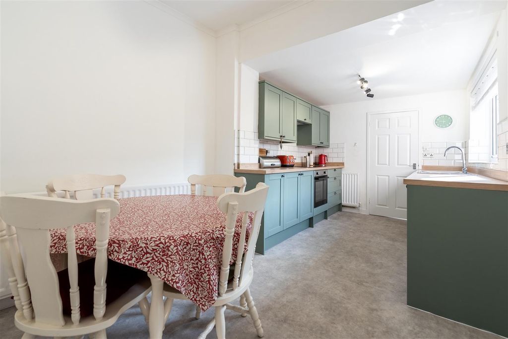 Property photo 3 of 10 Kitchen / Diner