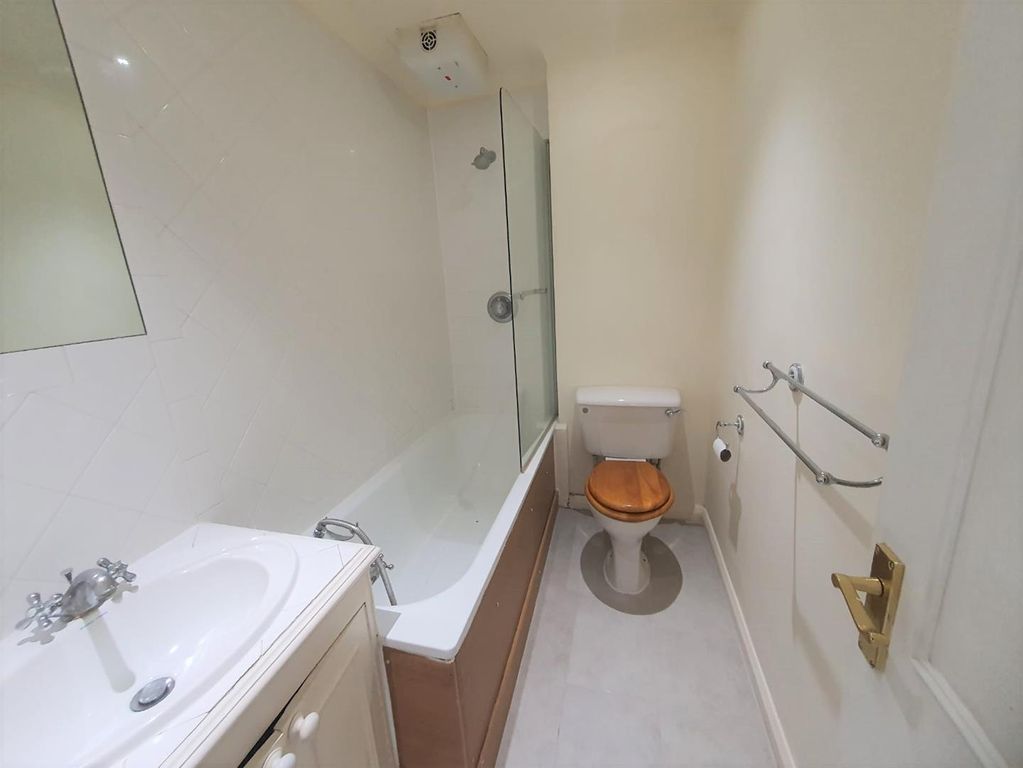 Property photo 3 of 10 Bathroom Rosary Gardens.Jpeg