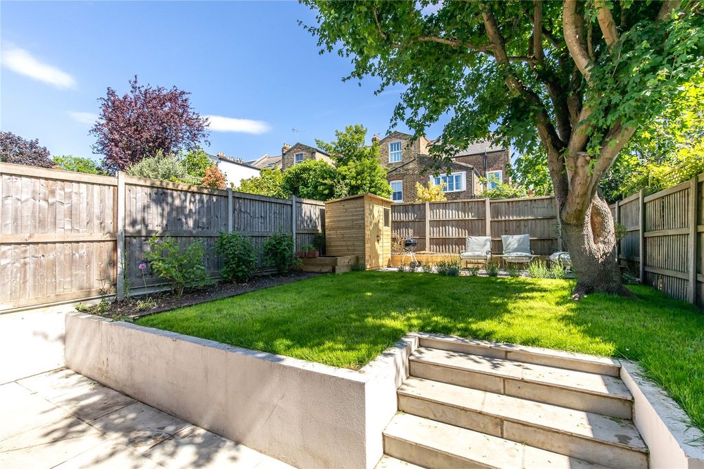 Property photo 2 of 11 Garden