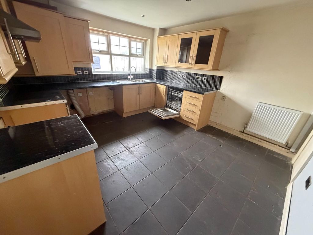 Property photo 3 of 8 Kitchen