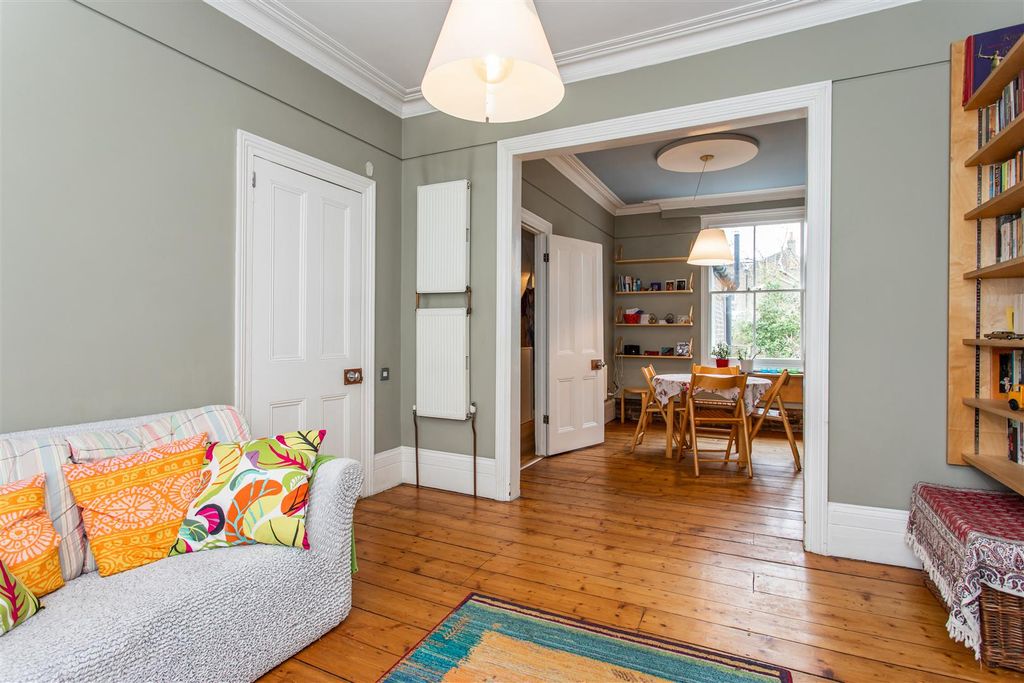 Property photo 2 of 32 Through Reception