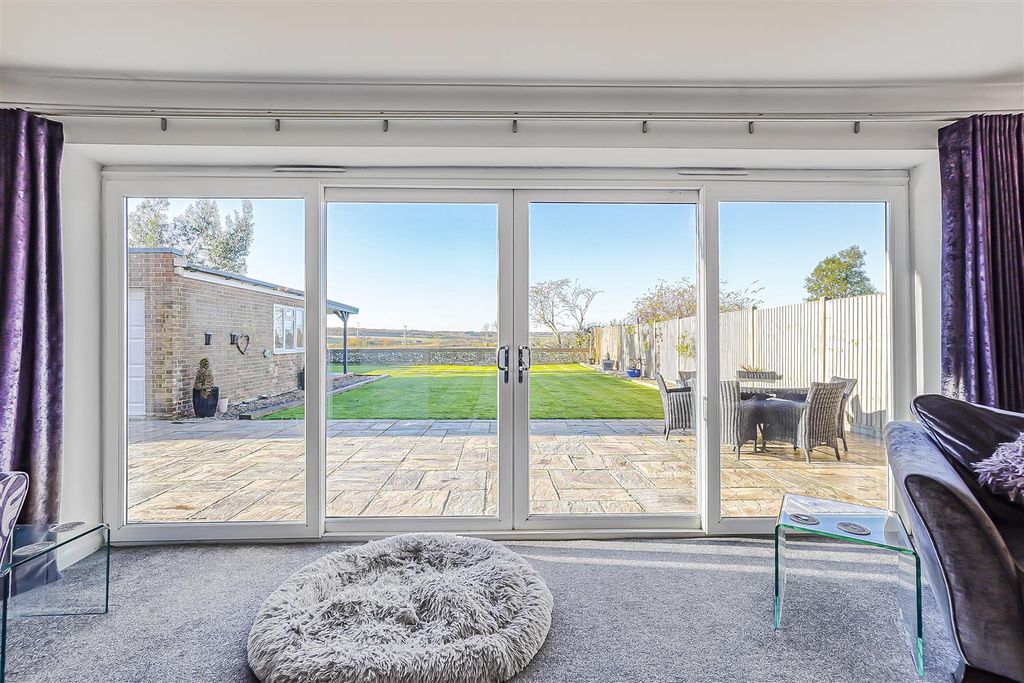 Property photo 3 of 23 Lounge