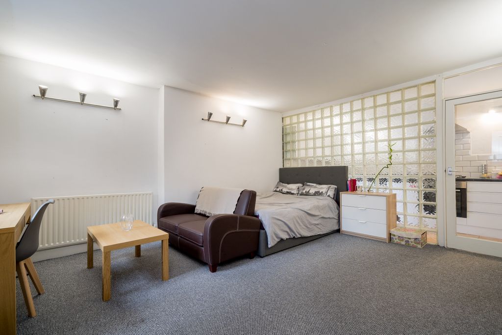 Property photo 1 of 3