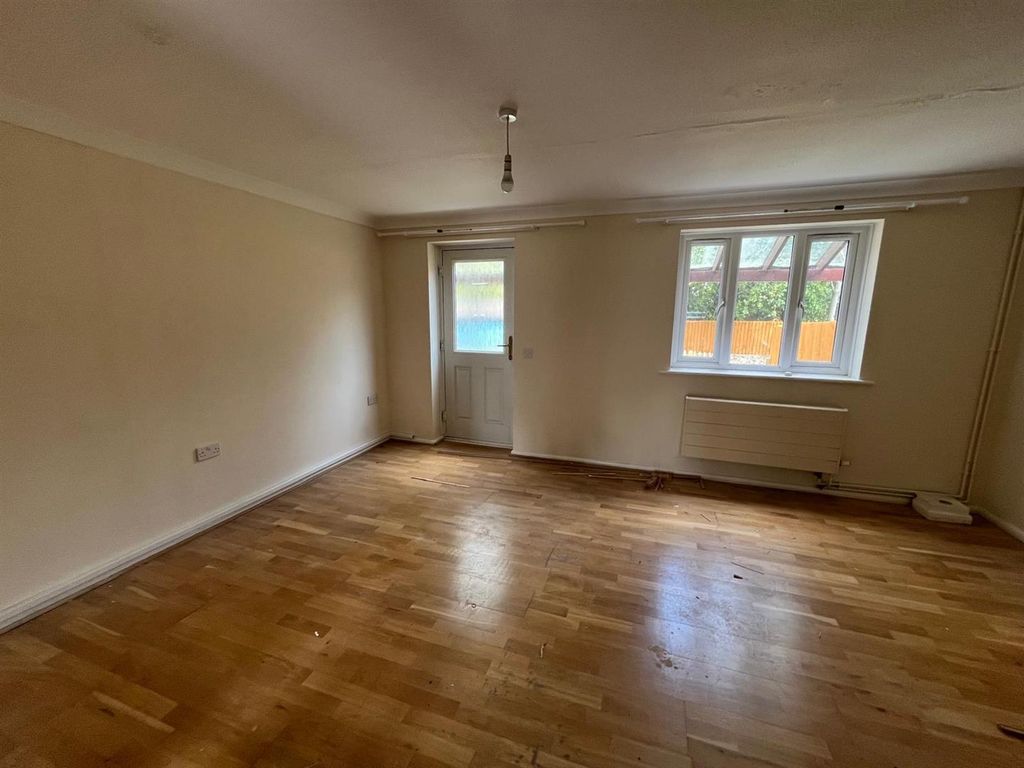 Property photo 3 of 7 Living Room