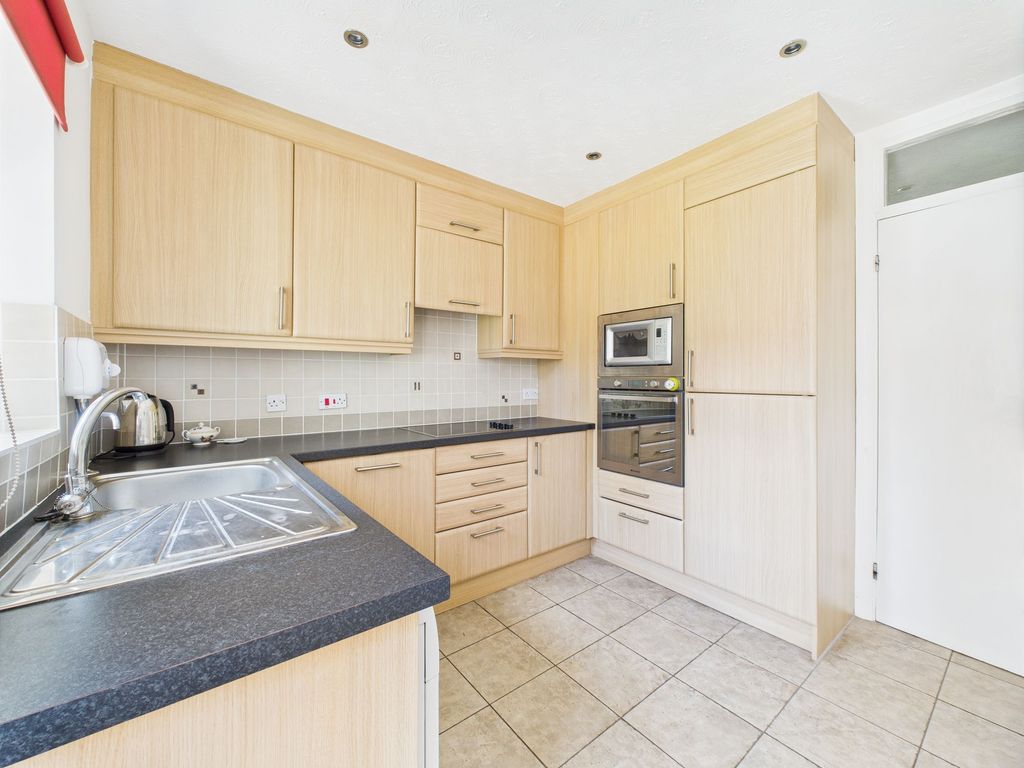 Property photo 3 of 10 Kitchen