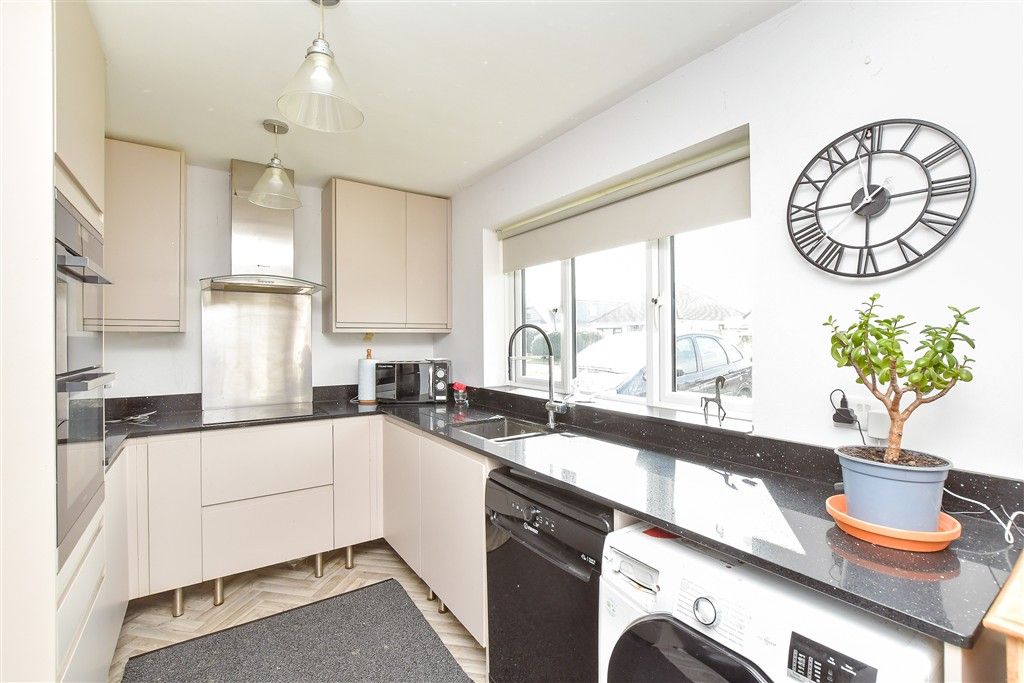 Property photo 3 of 10 Kitchen