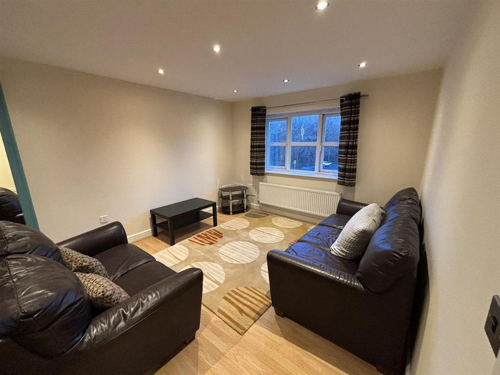 Property photo 3 of 15 Lounge