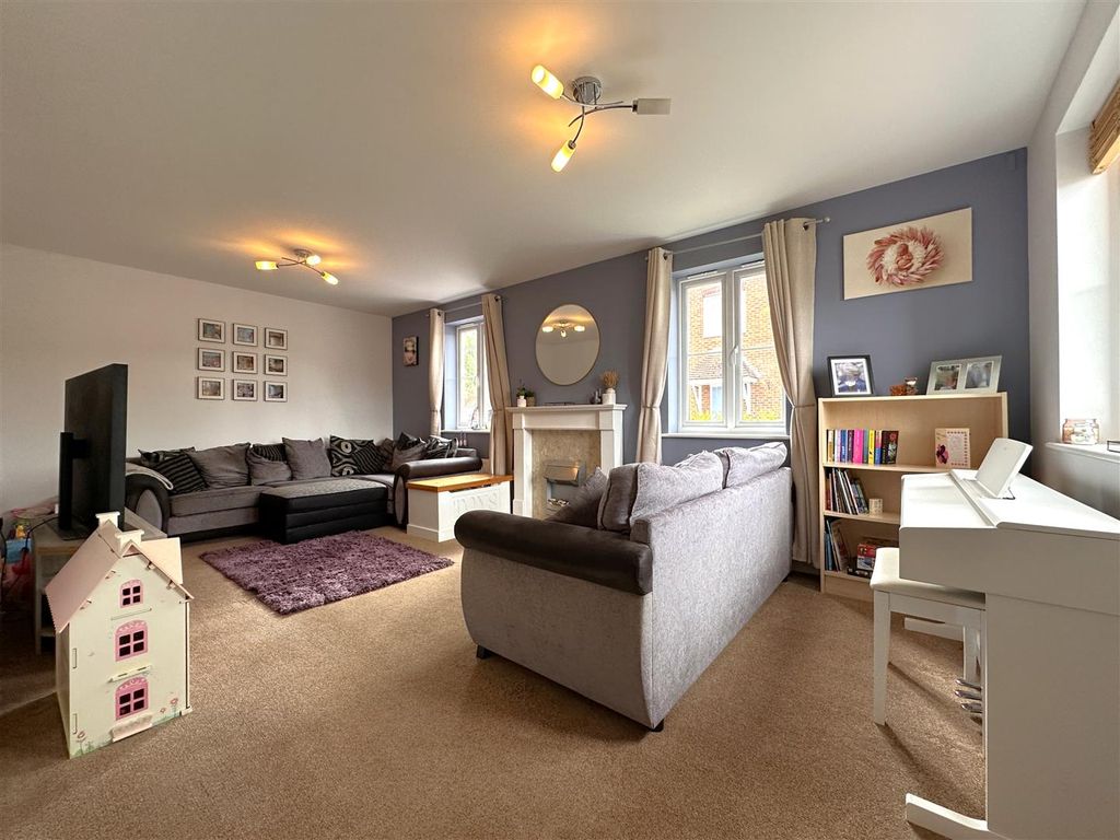 Property photo 2 of 28 Generous Living Room 444