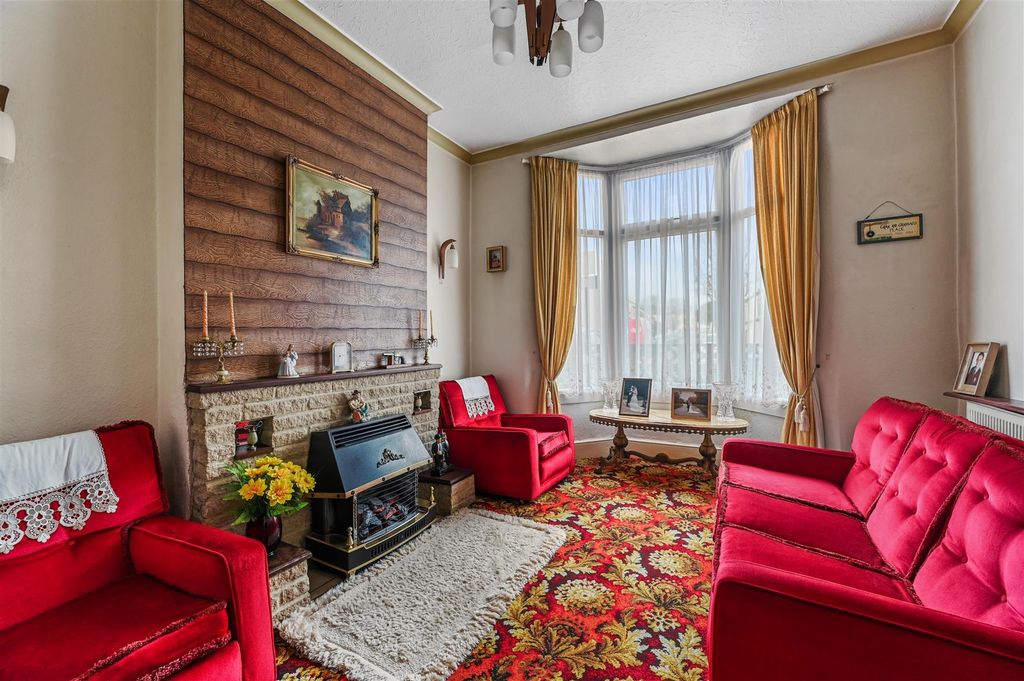 Property photo 3 of 22 Through Lounge