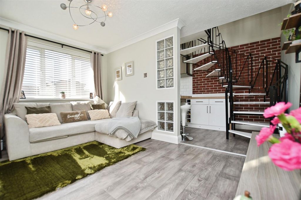 Property photo 2 of 15 Lounge