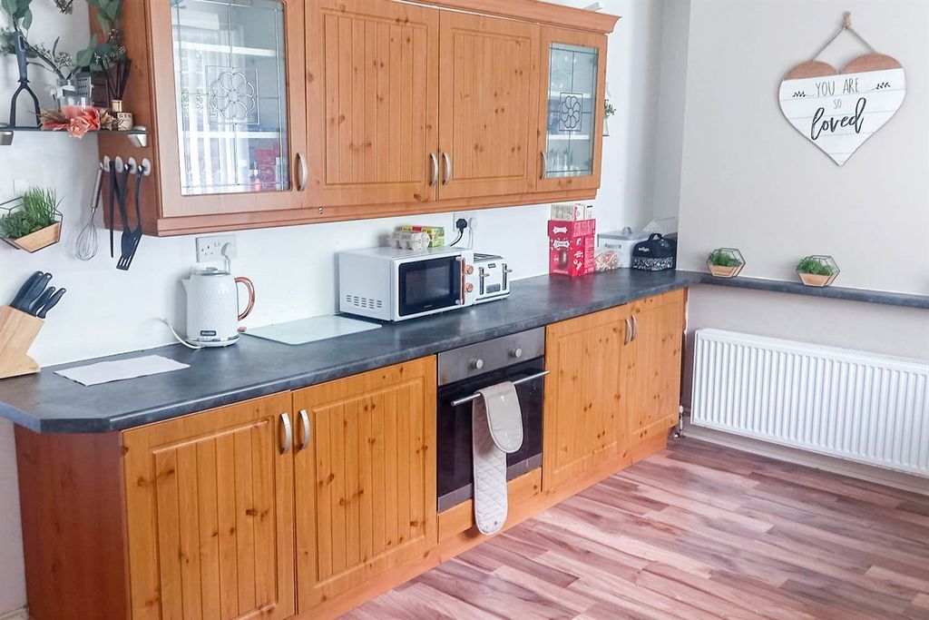 Property photo 3 of 9 Kitchen