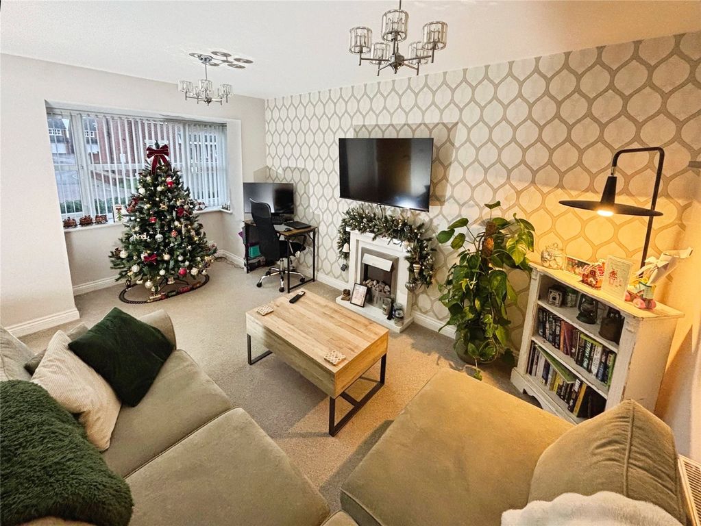 Property photo 3 of 19 Lounge