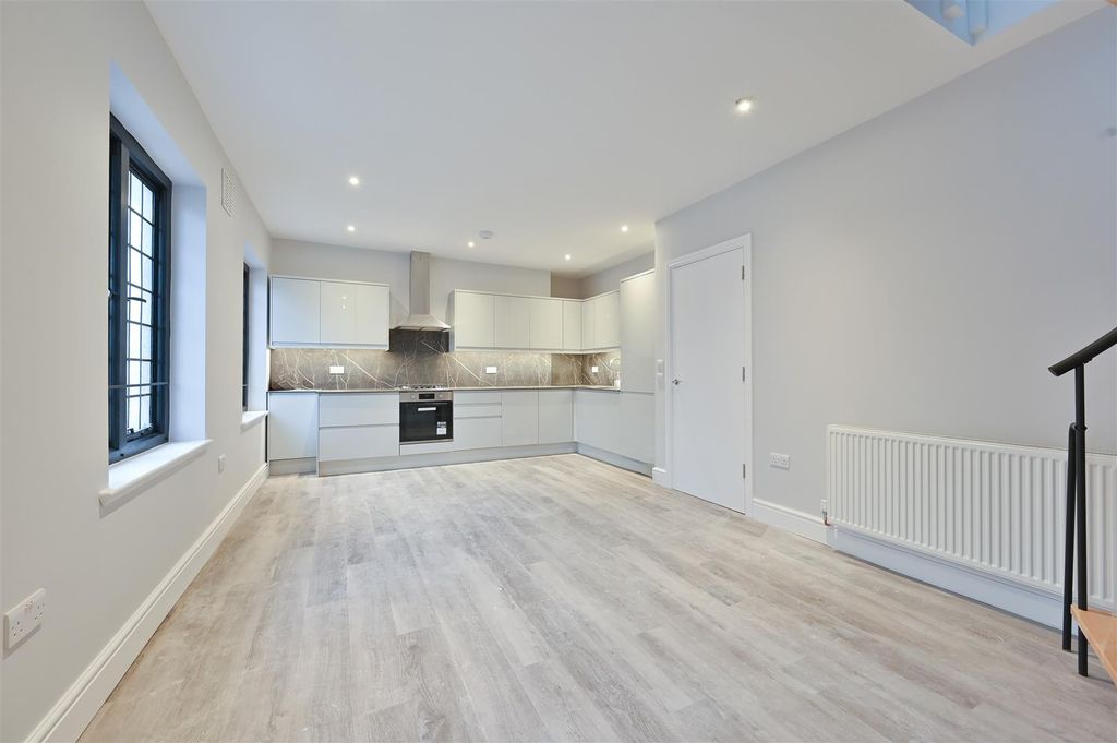 Property photo 3 of 13 Flat 1 70 High St-64.Jpg