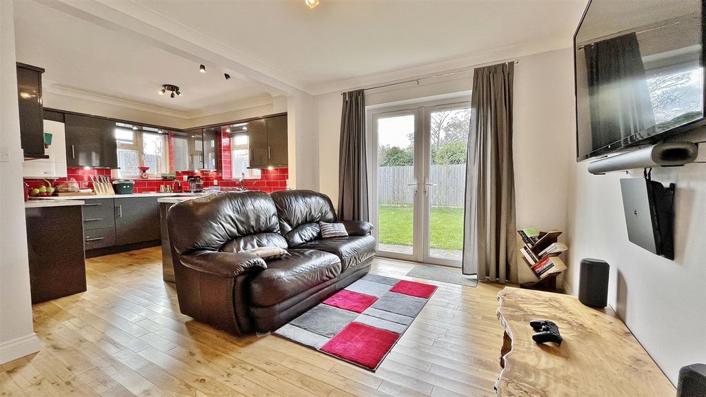 Property photo 2 of 12 Lounge