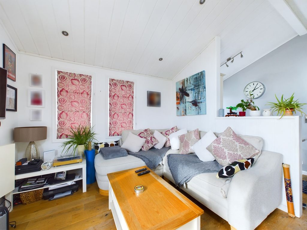 Property photo 3 of 11 30003209-Hr-4