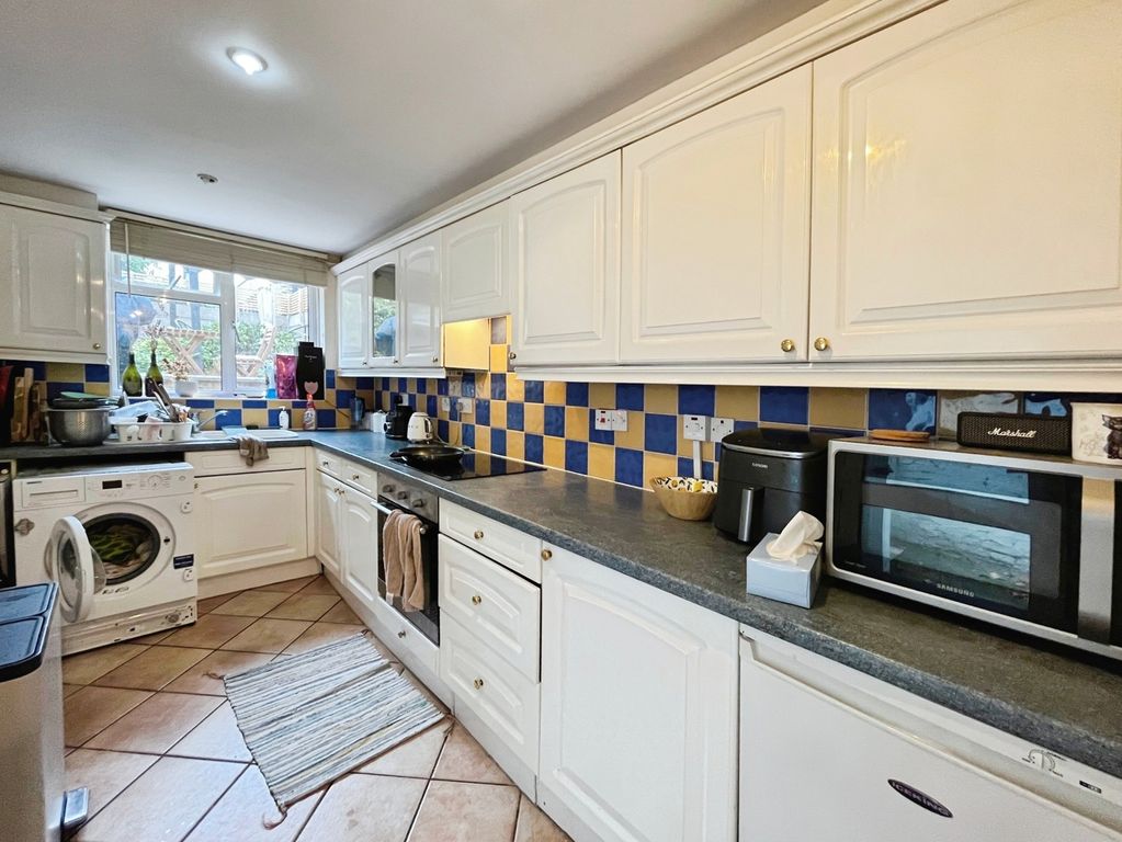 Property photo 3 of 7 Kitchen