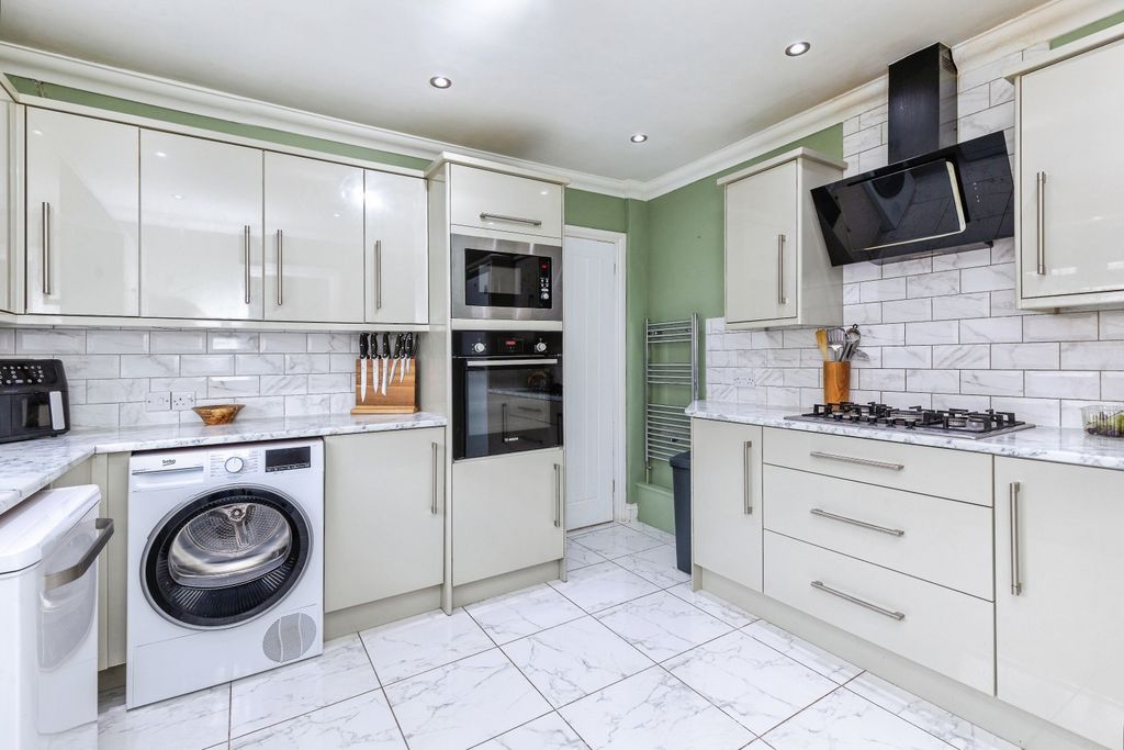 Property photo 2 of 20 Kitchen