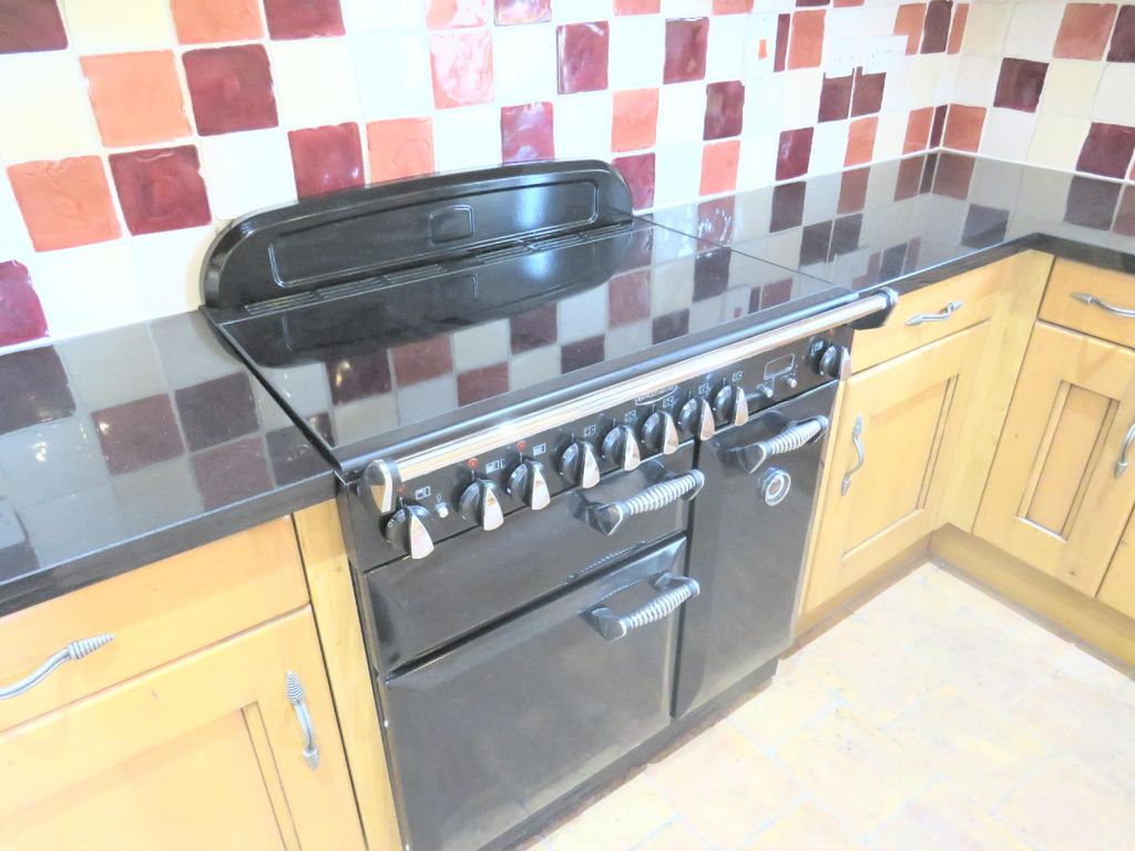 Property photo 3 of 10 Kitchen