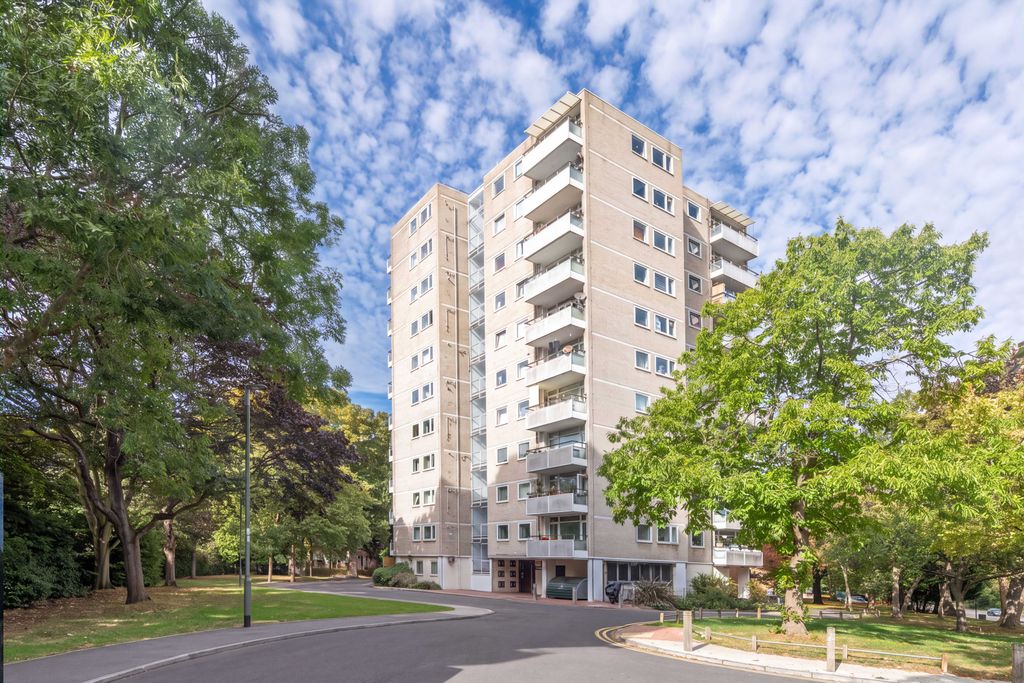 Property photo 1 of 13 Flat 6 Blendworth, Wanborough Drive, London, Sw15