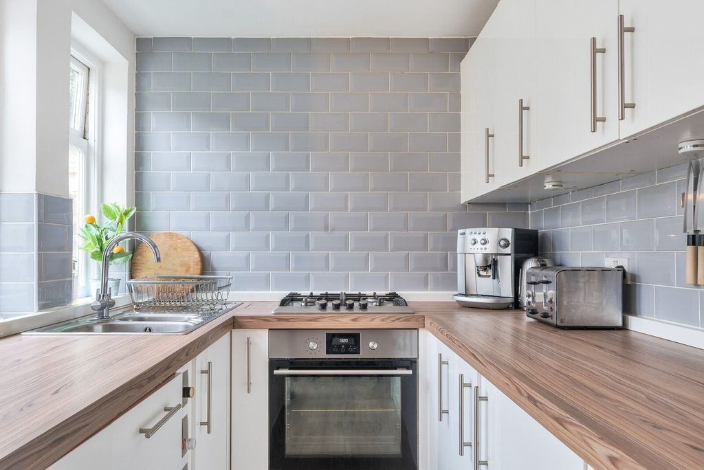 Property photo 3 of 17 Kitchen