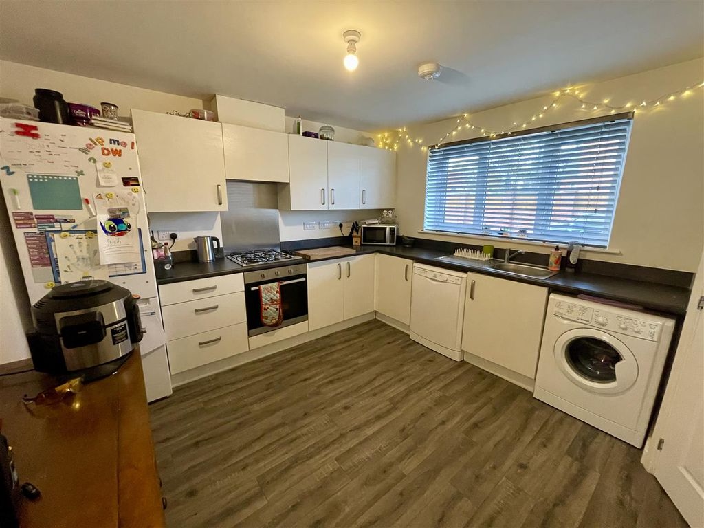 Property photo 3 of 9 Kitchen