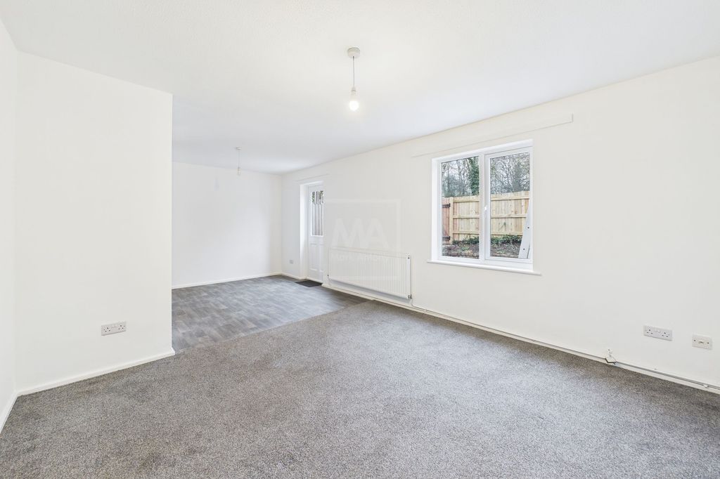 Property photo 2 of 10 Lounge/Dining Area