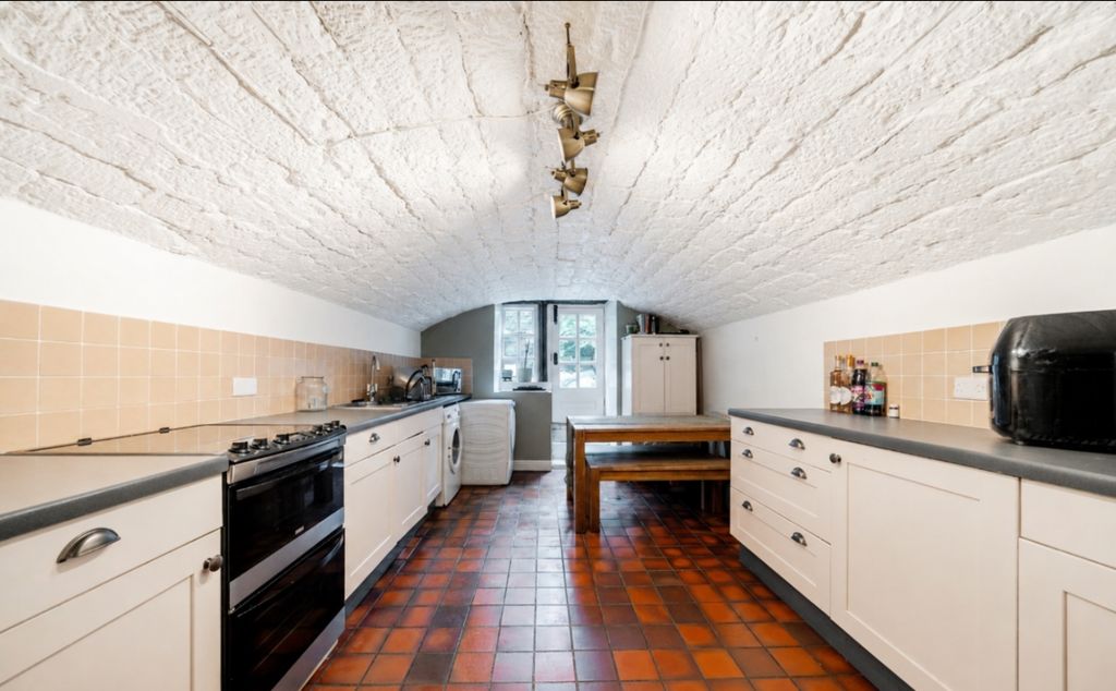 Property photo 3 of 10 Kitchen 1 Tt