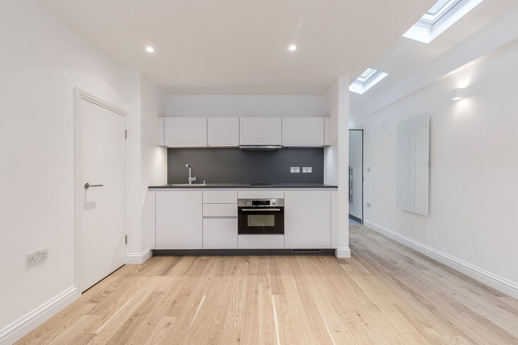 Property photo 1 of 11 Kitchen