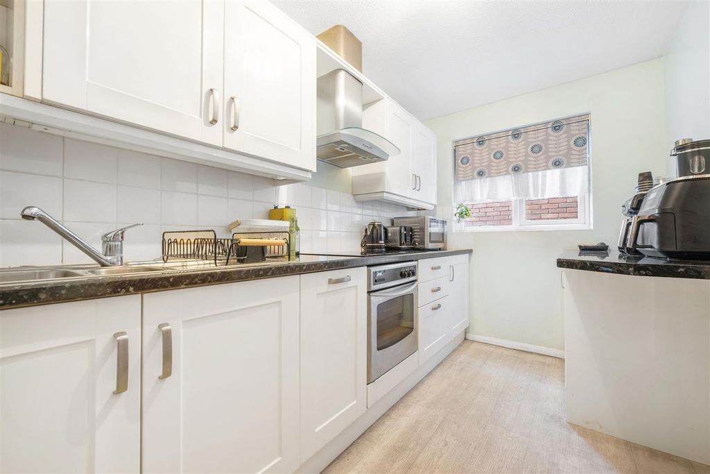 Property photo 1 of 10 Beeches Close-7.Jpg