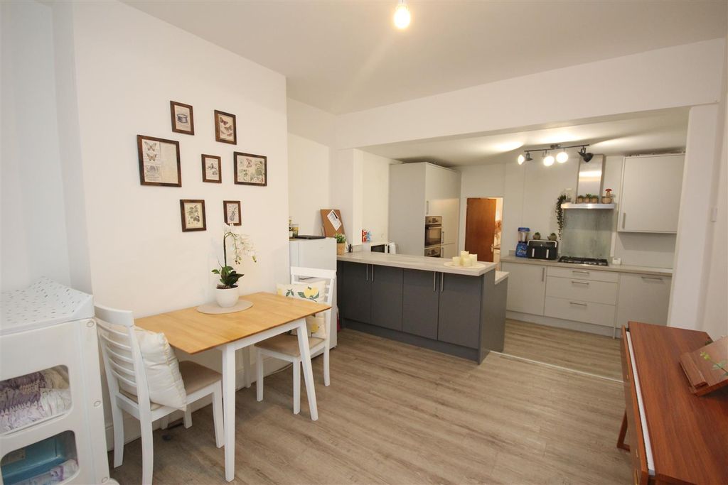 Property photo 2 of 11 Diner.Jpg